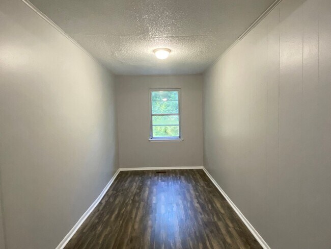 Building Photo - 3 Bedroom 1 Bathroom House