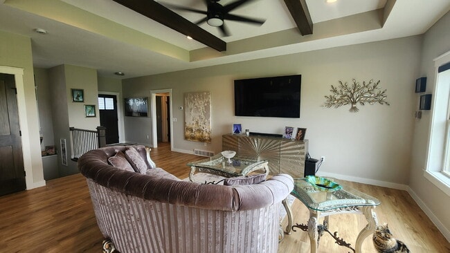 Building Photo - 5 Bedroom, 3 Full Bathroom House with 3 Ca...