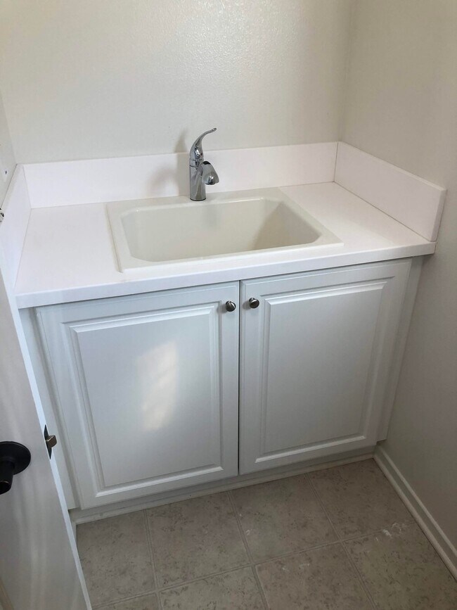Building Photo - Beautiful 4 Bed 3 Bath Home In Harmony Gro...
