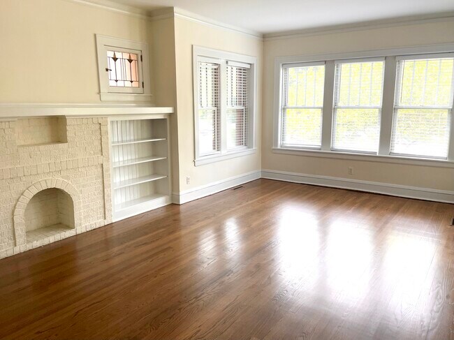 Living Room - 2709 W Sunnyside Ave