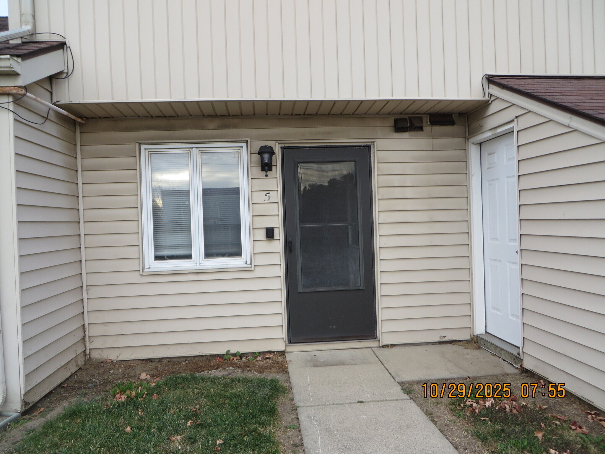 Building Photo - 2016 E 10th St