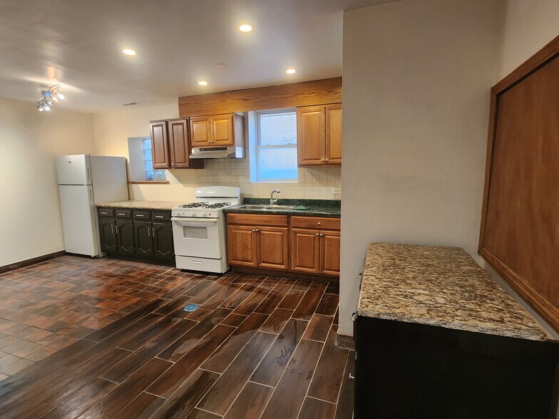 Building Photo - 6110 N Mozart St