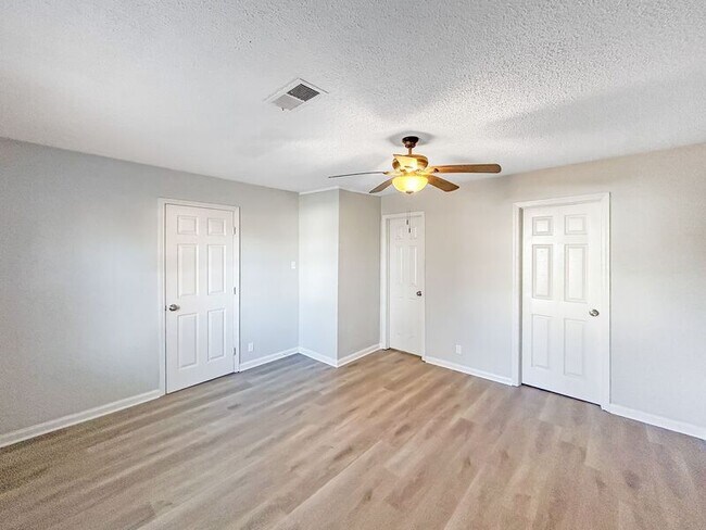 Building Photo - 533 Burkman Dr