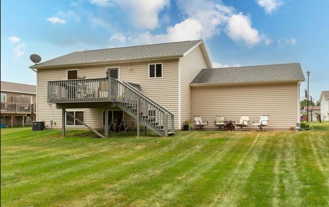 Building Photo - 5900 Clear Pointe Dr SE
