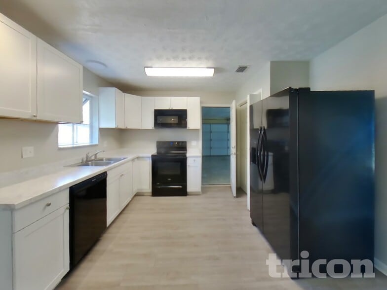 Building Photo - 671 Custer Cir
