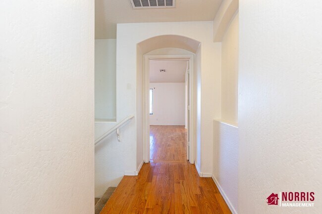 Building Photo - Beautiful Large Home Available Now!