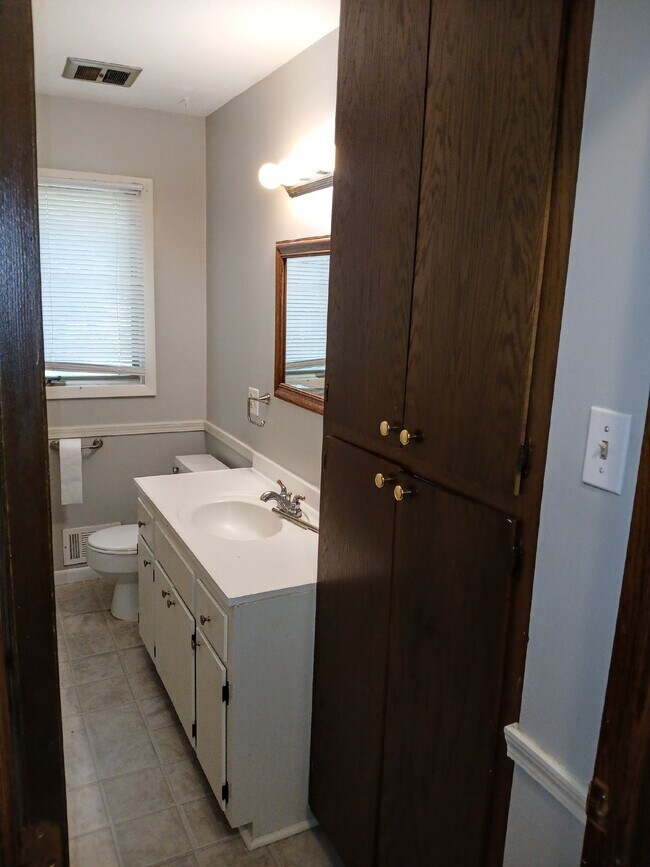 Building Photo - 3 Bedroom 2 Bath in Burnsville