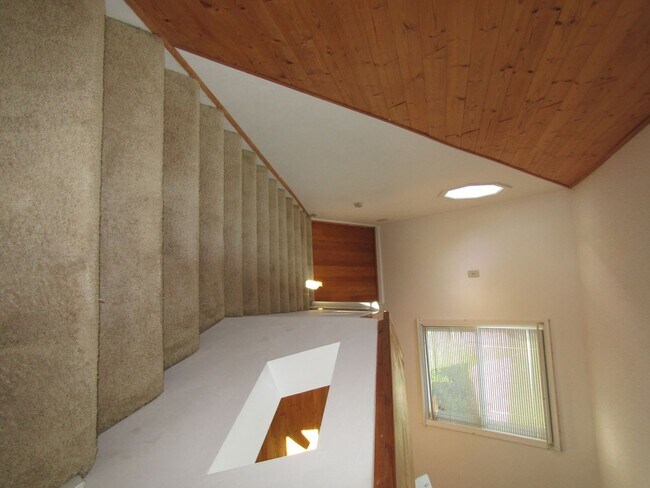Building Photo - Gorgeous, Completely renovated 3 bedroom
