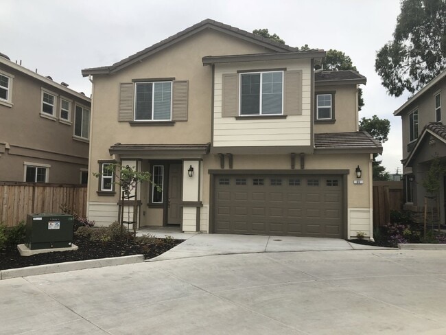 Building Photo - Beautiful 4 Bed/ 2.5 Bath Home close to Pi...