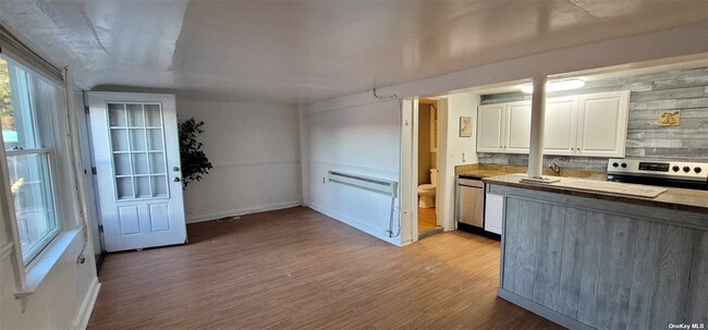 Building Photo - 147 Woodbine Ave
