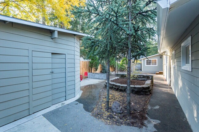 Building Photo - Gorgeous Lake Oswego Remodeled Cottage