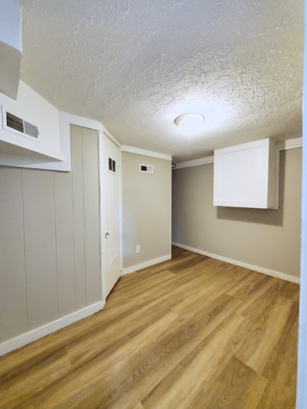 Building Photo - 90 E 8th Ave