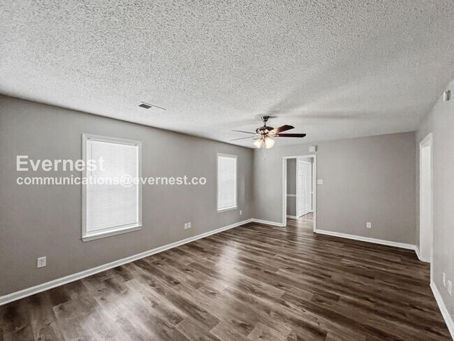 Building Photo - Limited Time Special Offer / 4 Bed, 2 Bath Home with Fenced Yard / Pet-Friendly / Available Now!