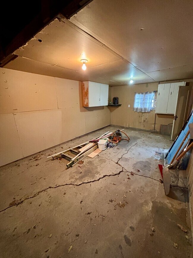 Building Photo - 828 1/2-615 1/2 Miles Ave