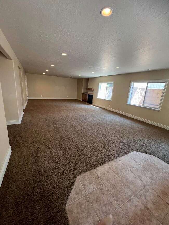 Building Photo - 2049 Sunflower Ln