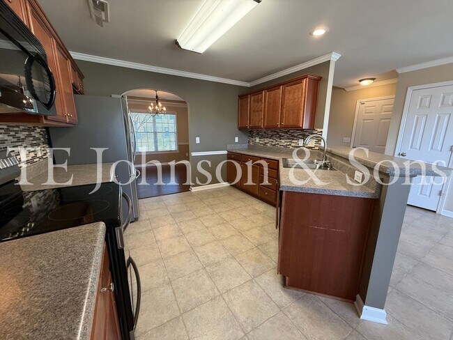 Building Photo - Spacious 4 Bedroom Home with Fenced Yard & Two Car Garage in Clemmons