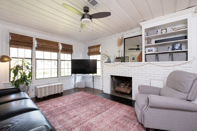 Building Photo - Updated 3-Bedroom Home with Fully Equipped Kitchen & Washer/Dryer in Great Neighborhood!