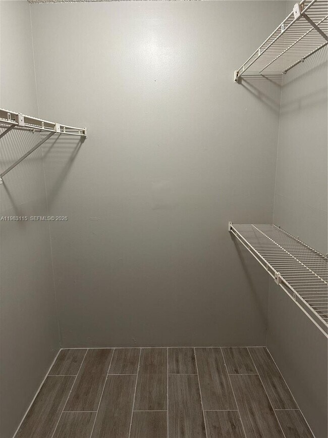 Building Photo - 1100 St Charles Pl