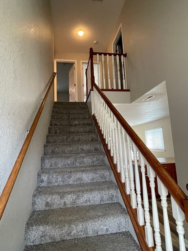 Building Photo - GREAT LOCATION! PLENTY OF STORAGE!