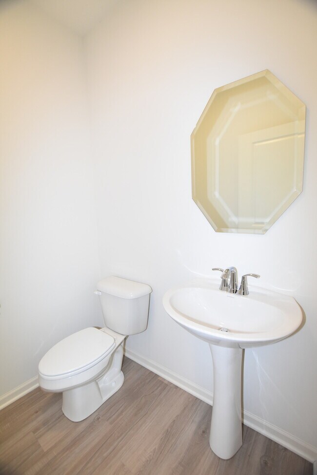 Building Photo - 2945 Showplace Dr