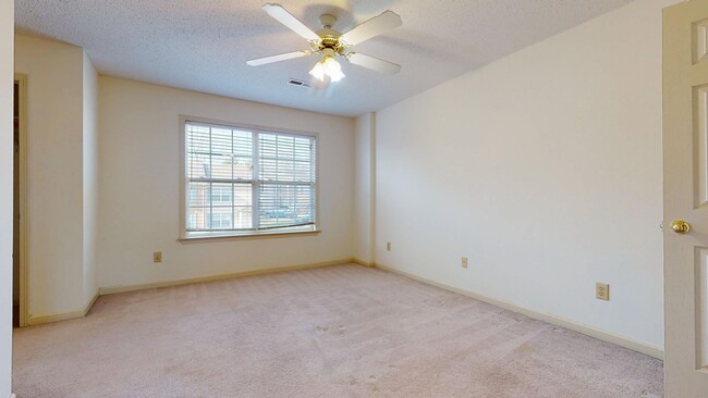 Building Photo - Charming Three Bedroom Columbia Townhome