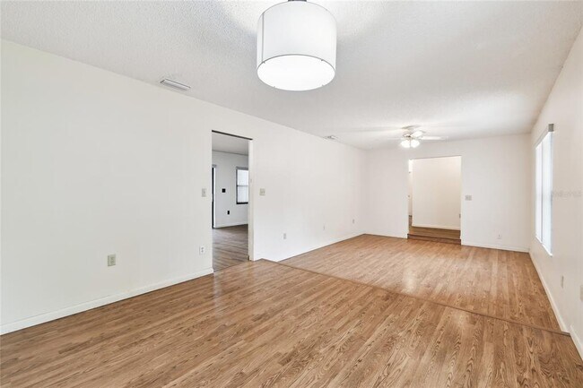 Building Photo - 1102 Shadowbrook Dr N