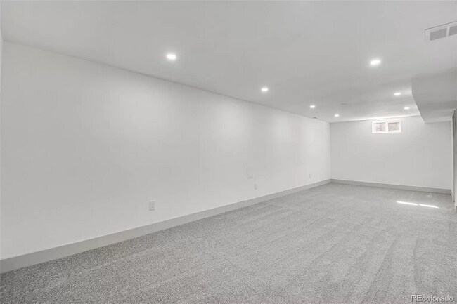 Building Photo - Gorgeous 5 Bedroom 2 1/2 Bathroom Littleto...