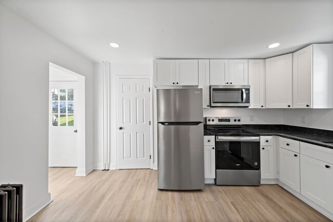 Building Photo - Newly Renovated 4-Bedroom, 2-Bath Home wit...