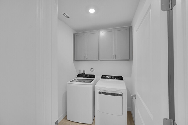 Building Photo - 6433 Cedar Pl