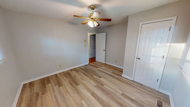 Building Photo - Well Maintained 3 Bedroom Home with Covere...