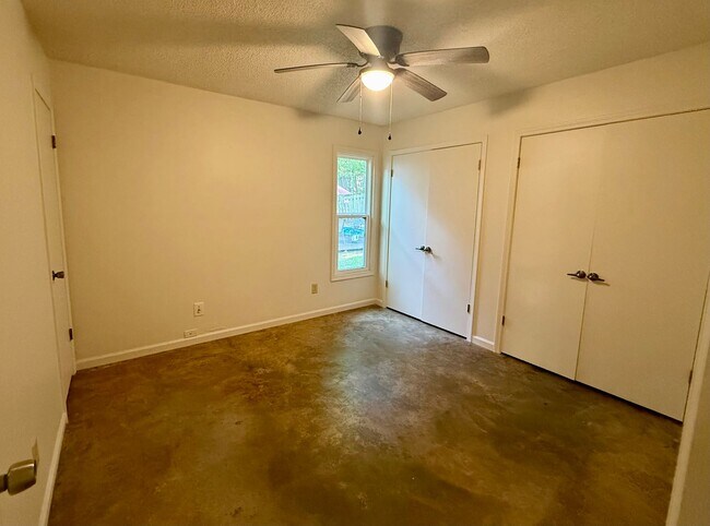 Building Photo - 1401 Elmdale Pl