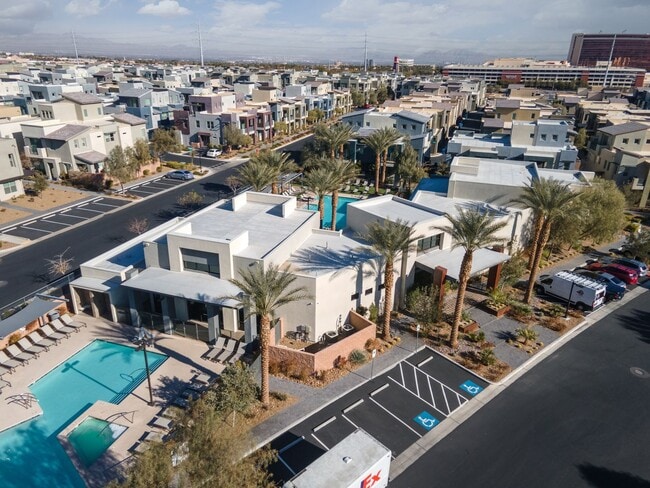 Building Photo - Luxury Summerlin townhome in resort style gated community