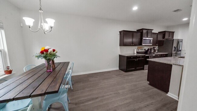 Building Photo - Stylish 3 Bedroom Townhome in The Commons – Richmond Hill Living at Its Finest