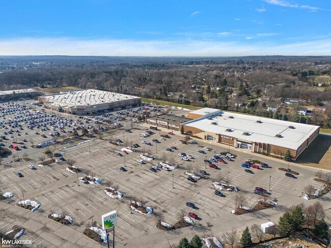 Building Photo - 5841 Lakeway Dr