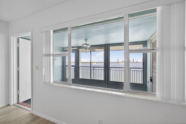 Building Photo - 100 Shore Ct