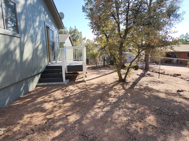 Building Photo - 2 Bed / 1 Bath with Oversized single car g...