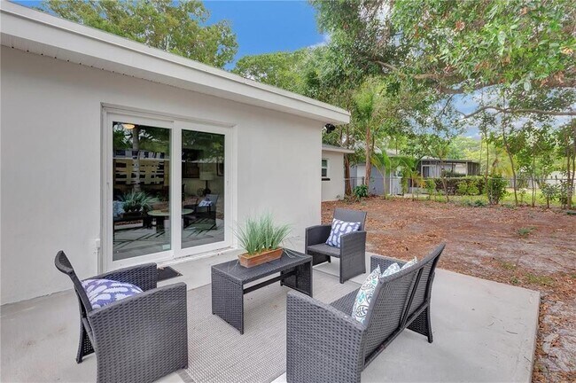 Building Photo - 6660 17th Ln N