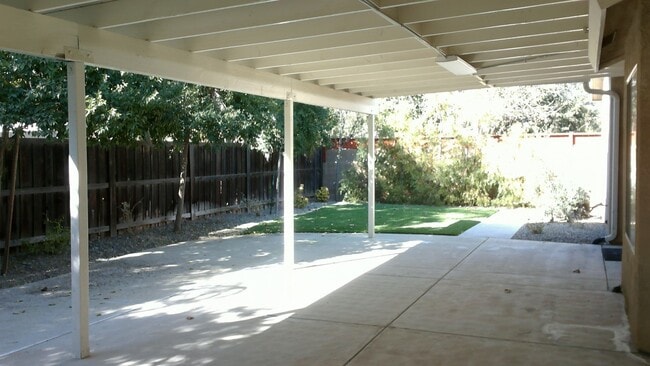 Building Photo - Beautiful Northeast 4 Bedroom 2.5 Bath home