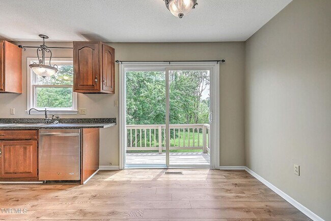 Building Photo - Bellhaven townhouse