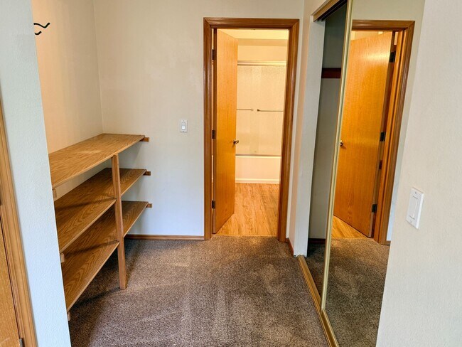 Building Photo - Large 980sq. 1 bedroom apartment with attached garage plus 1 parking space