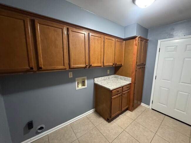 Building Photo - Beautiful home with over 2k square feet!