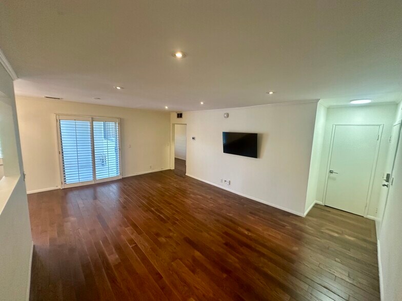 Building Photo - 700 Westmount Dr