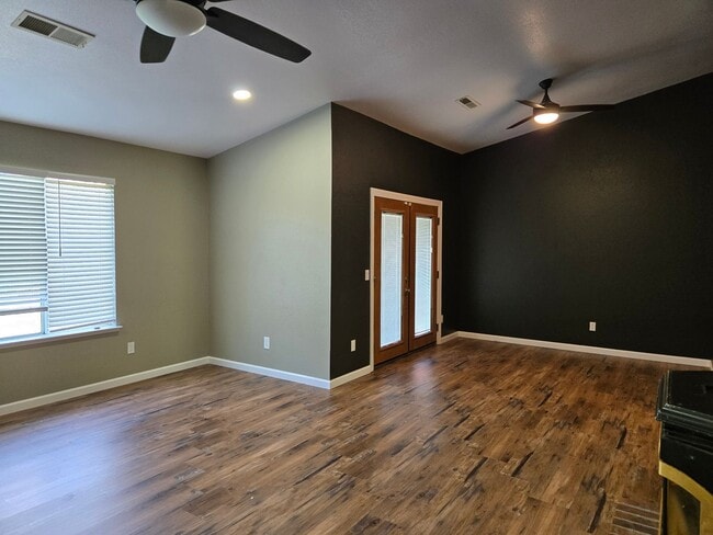 Building Photo - Charming 3BD/2BA Home in Quiet Cul-De-Sac with Solar & Included Landscaping