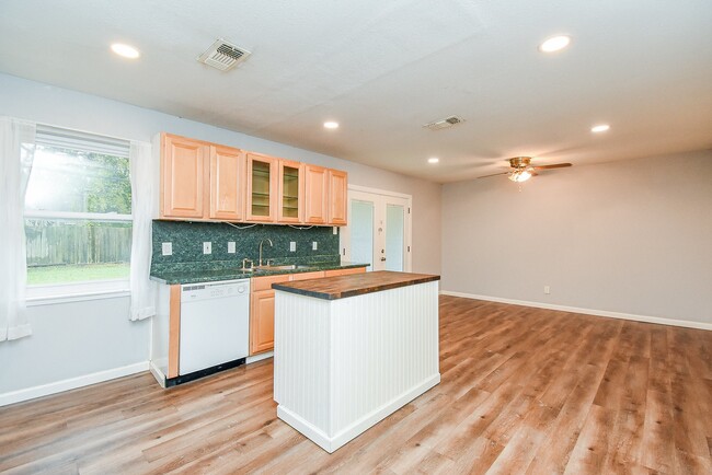 Building Photo - 9615 Beverly Hill St