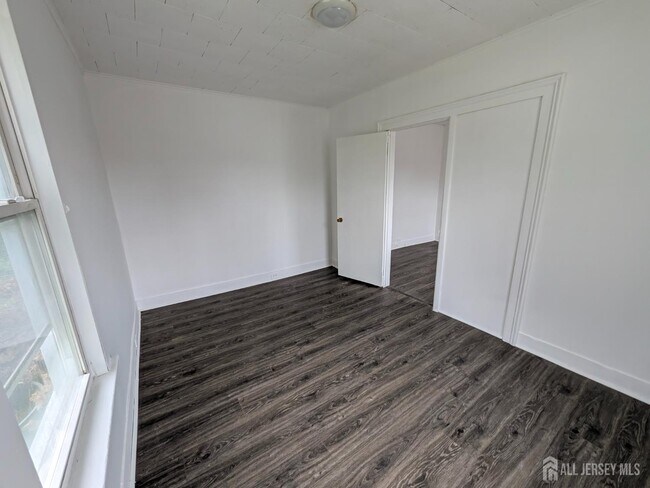 Building Photo - 121 Kossuth St