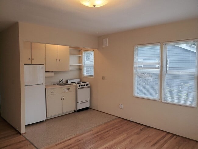 Building Photo - Classic One Bedroom, One Bathroom Apartmen...