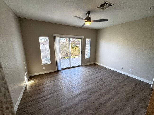 Building Photo - Quaint Home in the Beautiful Desert Shores Community!