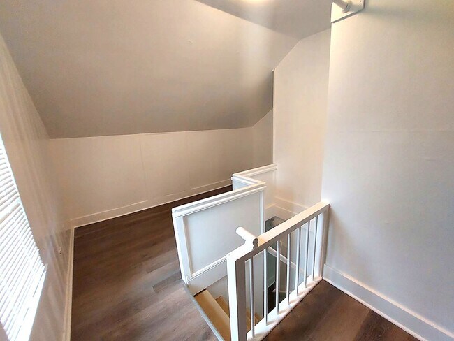 Building Photo - Spacious 4BD/3BA with Fenced Yard & Front Porch in North Seattle!
