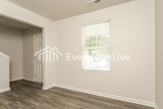 Building Photo - 125 Raymond St