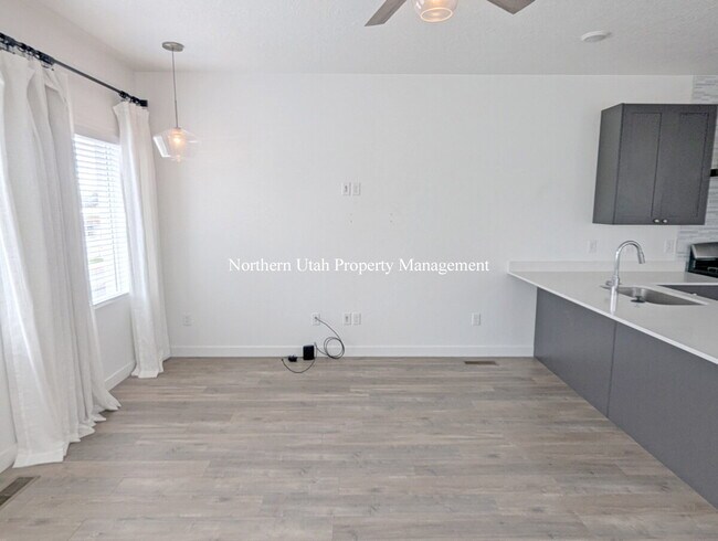 Building Photo - Newer 2 Bed 3 Bath Townhome